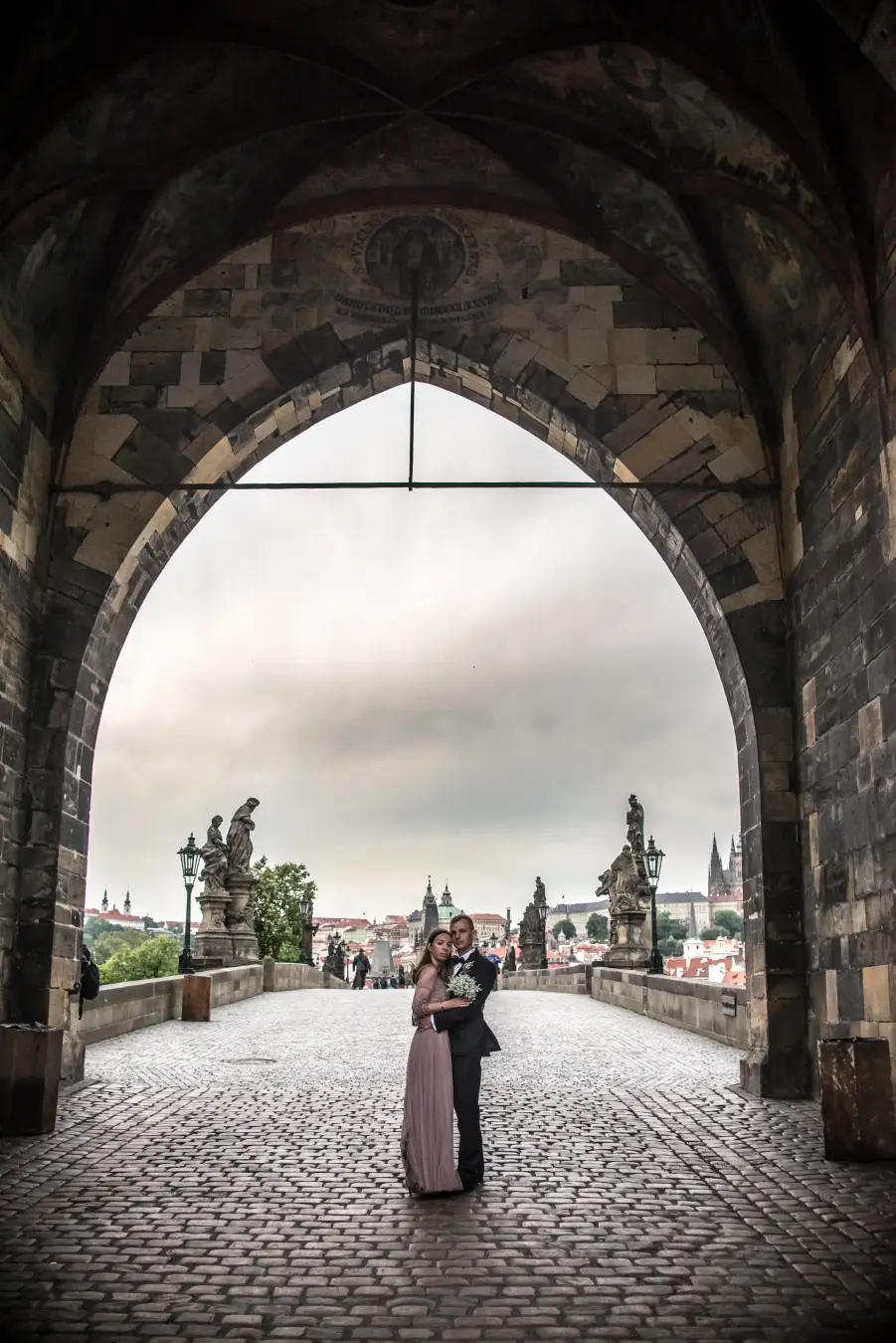 Kobieta tuli się do mężczyzny na moście Karola w Pradze
